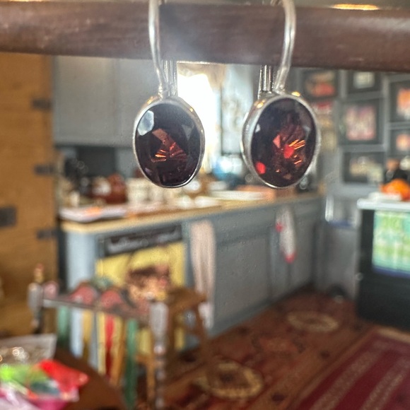 Garnet and stamped sterling silver small dangle earrings. Minimalist artisan - Picture 6 of 10